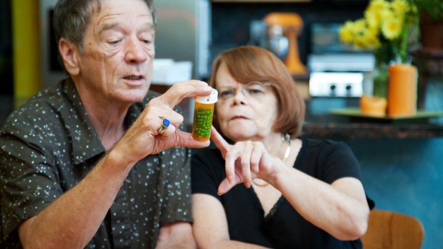 Framförallt är det den förändrade formen och storleken på burkar och tabletter som skapar förvirring hos äldre när deras läkemedel byts ut. Foto: Shutterstock